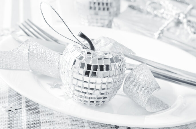 Decoración para mesas de banquete en blanco y plata. Foto vía Shutterstock