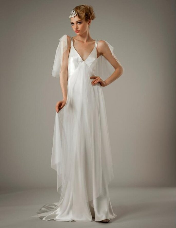 Vestido de novia con silueta holgada y detalles de textil en el tirante - Foto Elizabeth Fillmore