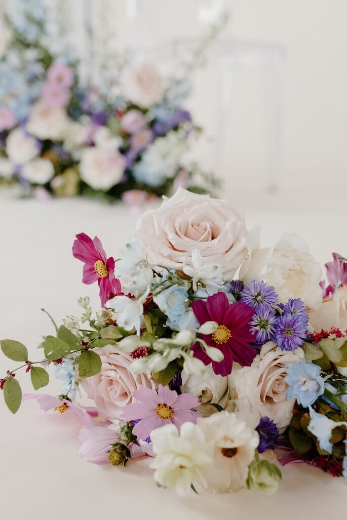 Roże w towarzystwie kolorowych kwiatów w bukiecie ślubnym