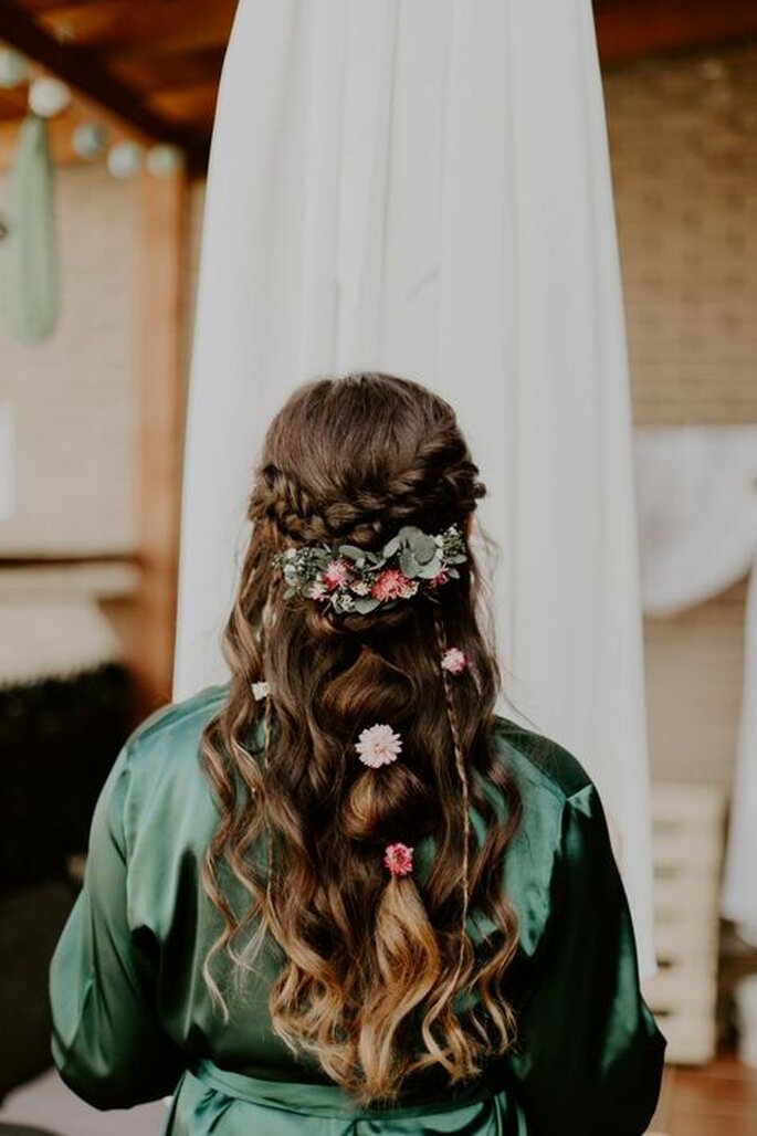 peinado con flores naturales para novia peinado con trenza semirecogido