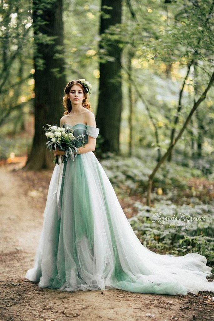 Vestido de noiva verde com decote princesa