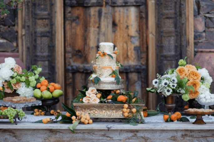 Decora tu boda con tonos naranjas, beige y terracota - Foto This Modern Romance