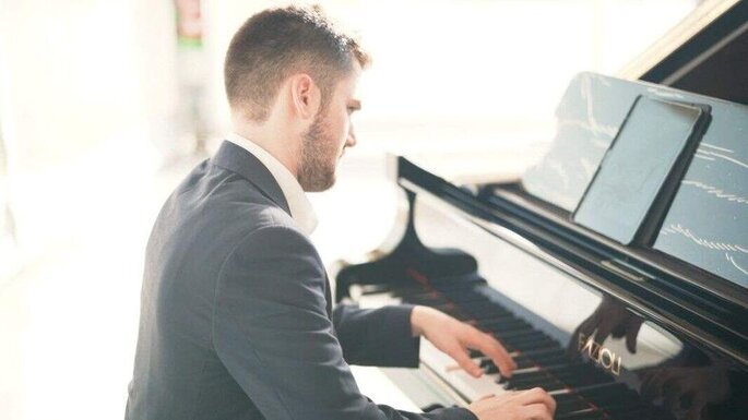 Un pianiste anime les plus beaux instants d'un mariage