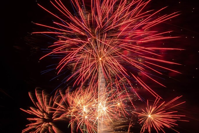 Un feu d'artifice rouge éclate dans le ciel