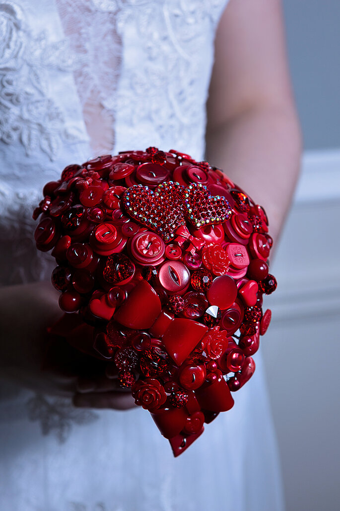 Alternative bouquets, button and brooch bouquets  Country wedding  bouquets, Country wedding flowers, Flower bouquet wedding