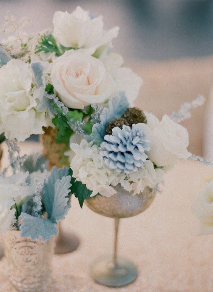Azul polveado en los centros de mesa de tu boda - Foto Esther Sun Photography