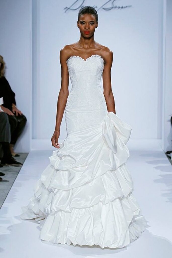 Vestido de novia 2014 corte sirena con escote corazón y capas de volados en la falda - Foto Dennis Basso