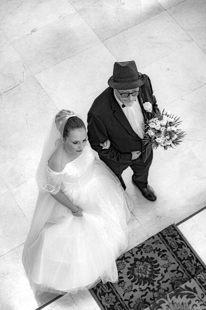 arrivée des mariés dans l'escalier en noir et blanc