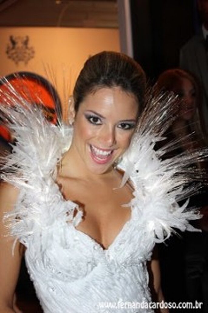 Fernanda Cardoso com vestido Nova Noiva com fibra ótica em Casar