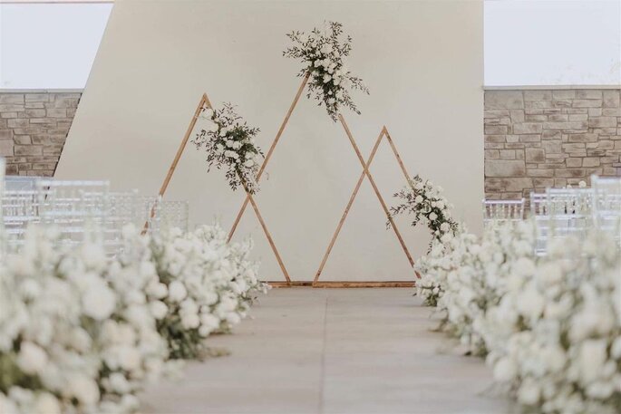 altar de boda con figuras geometricas triangulos con arreglos florales