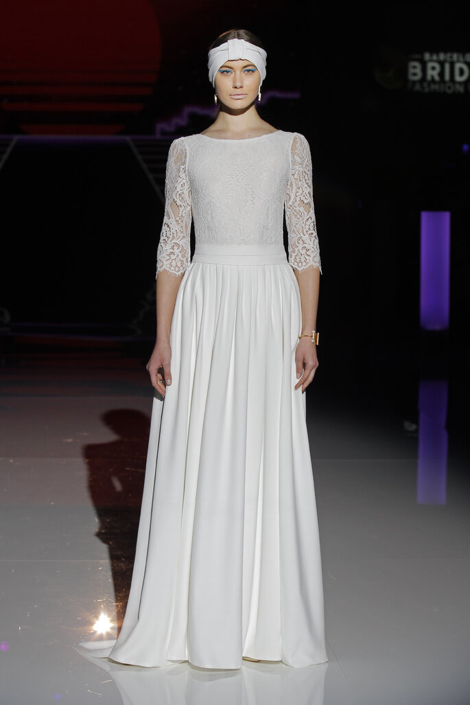 Robe de mariée avec un col bateau et des manches 3/4 défilé de mode barcelona bridal fashion week