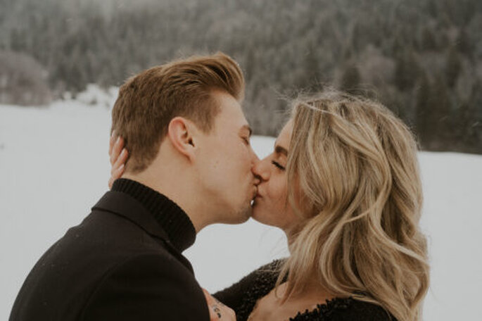 Schwarzes Kleid Brautpaar im Schnee