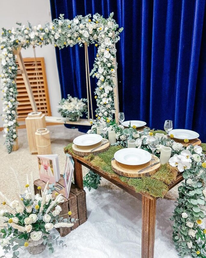 Table décorée de fleurs. 