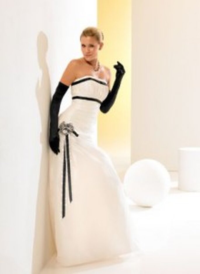 Weise 2010 Classic - Weißes Kleid aus Taft mit schwarzen Handschuhen und Bändern aus Satin, große Blume an der Hüfte