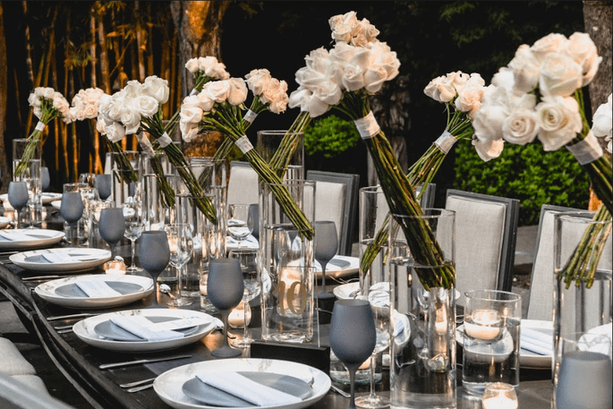 Rosas blancas para decorar mesas con tallos largos y un estilo elegante 