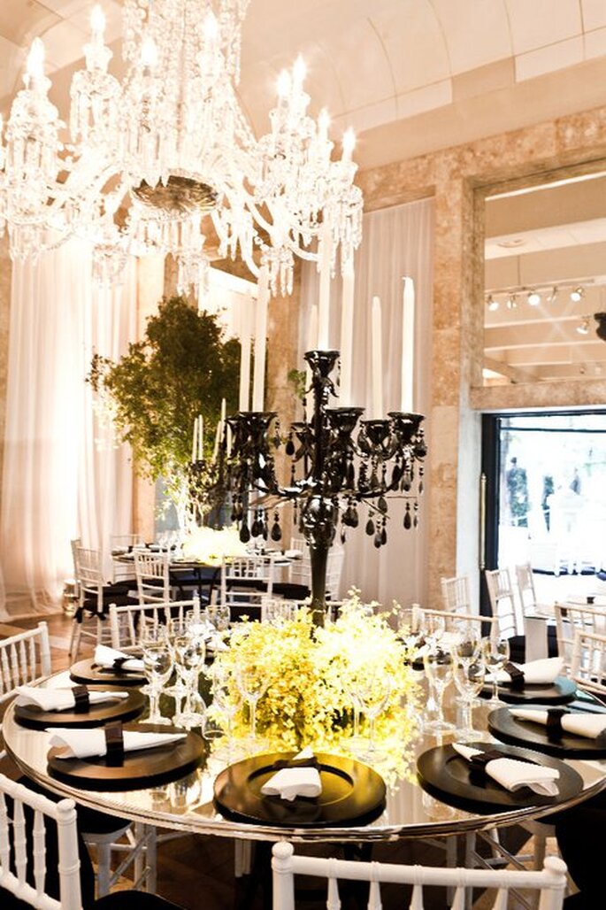 Mesa de boda con espejo y candelabros. Imagen Boutique de Tres