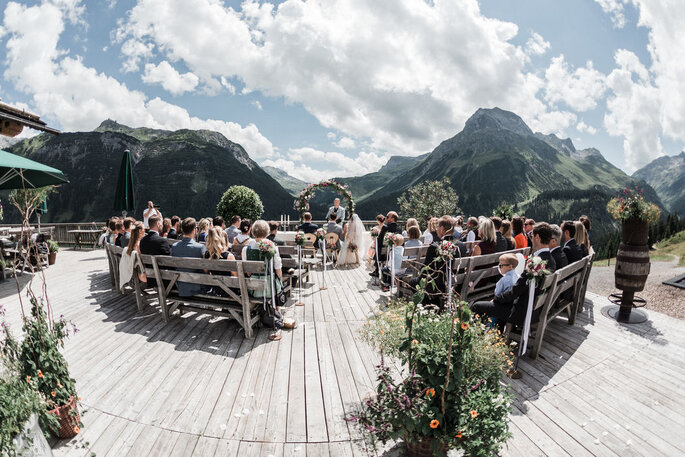 Feiergesellschaft bei der Hochzeit in den Bergen, fotografiert von Eye Candy Photography