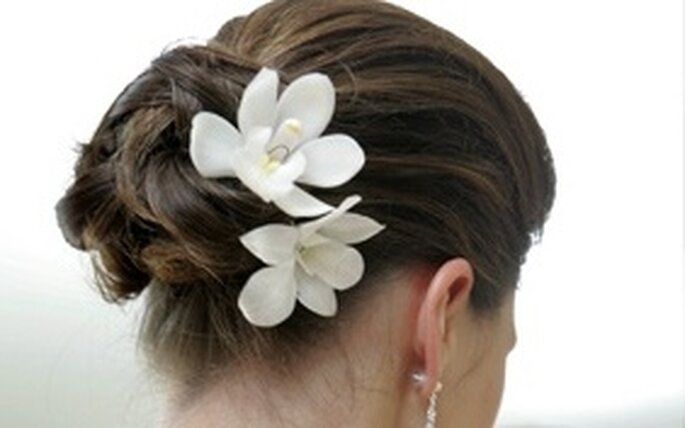 Peinado de novia recogido con flores 