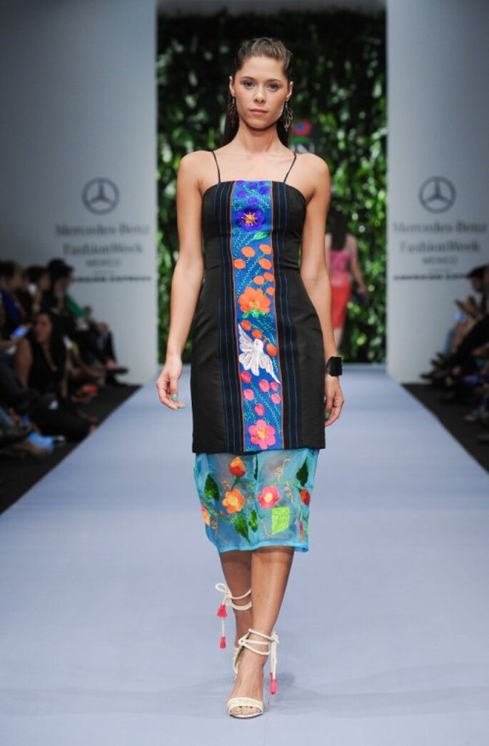 Vestido de fiesta en color negro con bordados artesanales y detalle de transparencia en la falda - Foto Mercedes Benz Fashion Week México