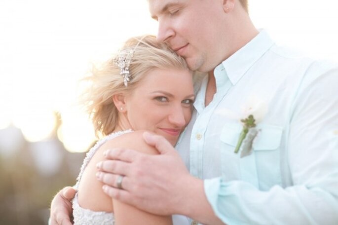 Boda divertida en la playa con detalles en color naranja y rosa - Foto Thompson Photography Group