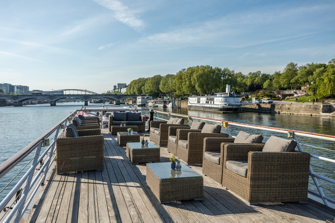 Un coin lounge sur le ponton d'un bateau - Yachts de Paris 