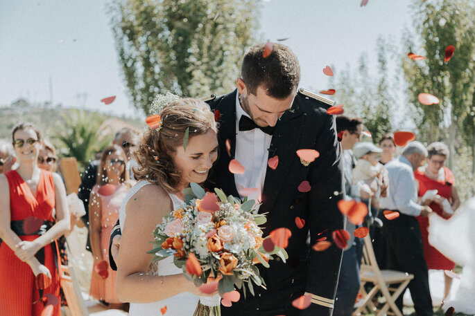 Receção dos noivos com pétalas de flores
