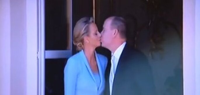 Der Kuss von Charlene Wittstock und Fürst Albert II. von Monaco auf dem Balkon