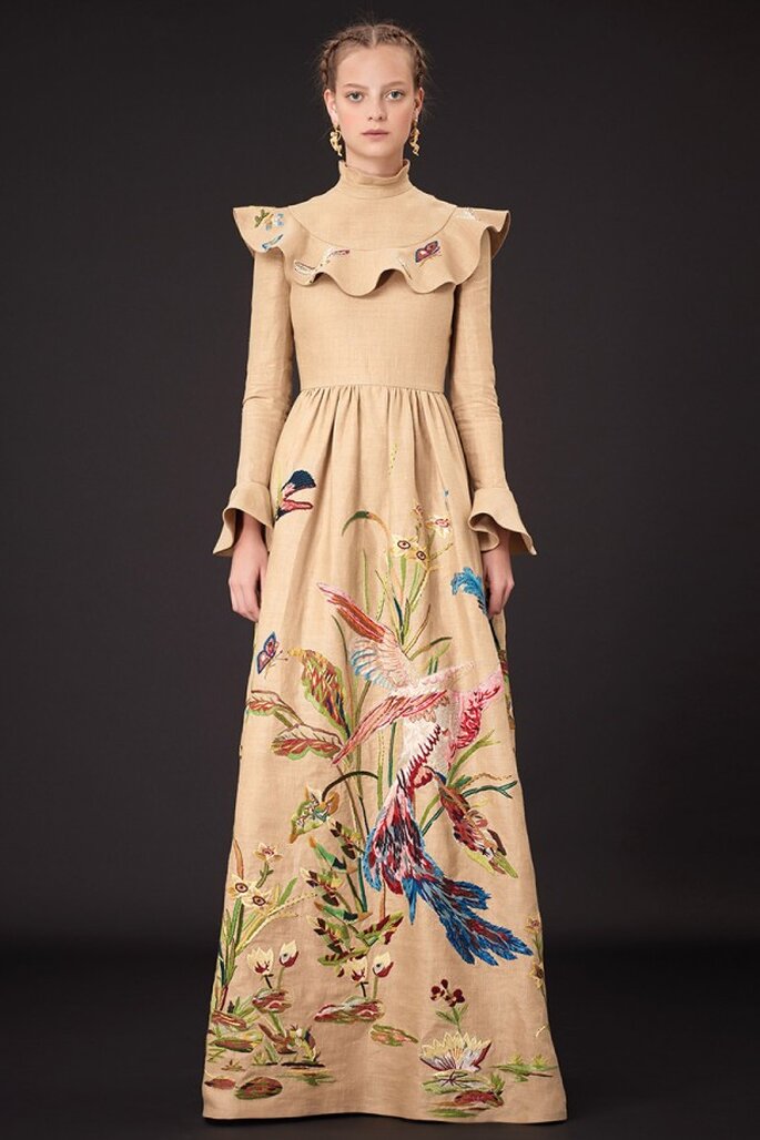 Vestido de fiesta con silueta de carácter victoriano, volados en el cuello y estampados de colibríes multicolor en la falda - Foto Valentino
