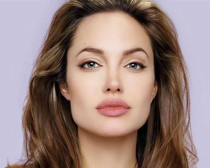 Angelina Jolie tem um rosto quadrado.