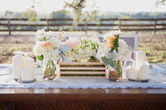 Frische, bunte Blumen für einen romantisch, verspielten Hochzeitstisch - Foto Christa Elyce Photography