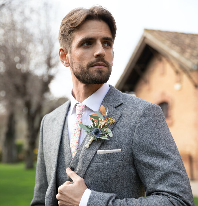 Eleganter Anzug aus Leinen und in der Farbe Grau, entworfen mit Hockerty