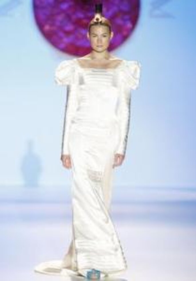 Model Novias 2010 - Vestido largo en seda brillante, de líneas horizontales, de cuello cuadrado, mangas abullonadas
