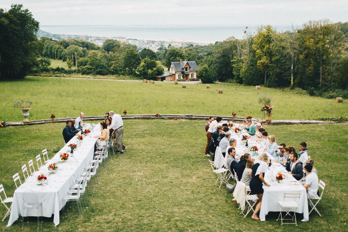 Délices Éphémères - Tables dressées dans un champ pour un banquet en plein air 