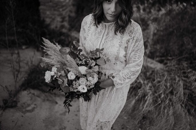 Una sposa con bouquet in uno scatto in bianco e nero di Gaetano Clemente Wedding Storyteller