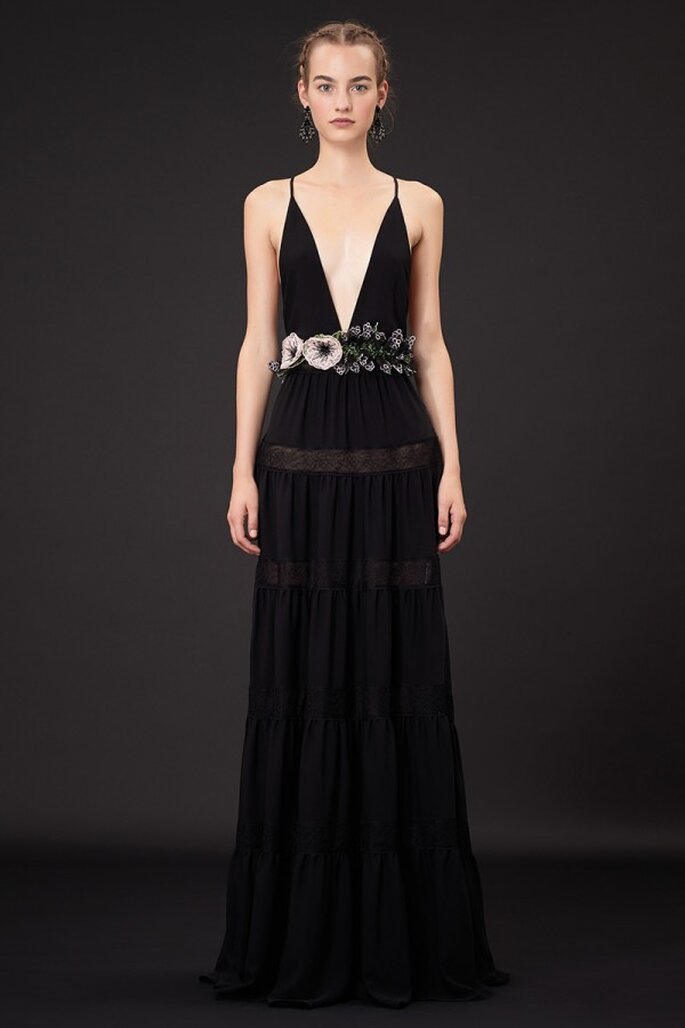 Vestido de fiesta 2015 en color negro con escote pronunciado y fajín hecho con flores - Foto Valentino