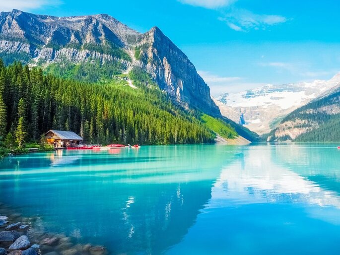 Lac et paysage montagneux au Canada à visiter en voyage de noces