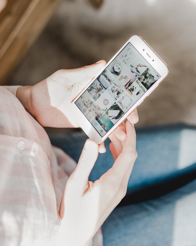 mujer viendo el movil