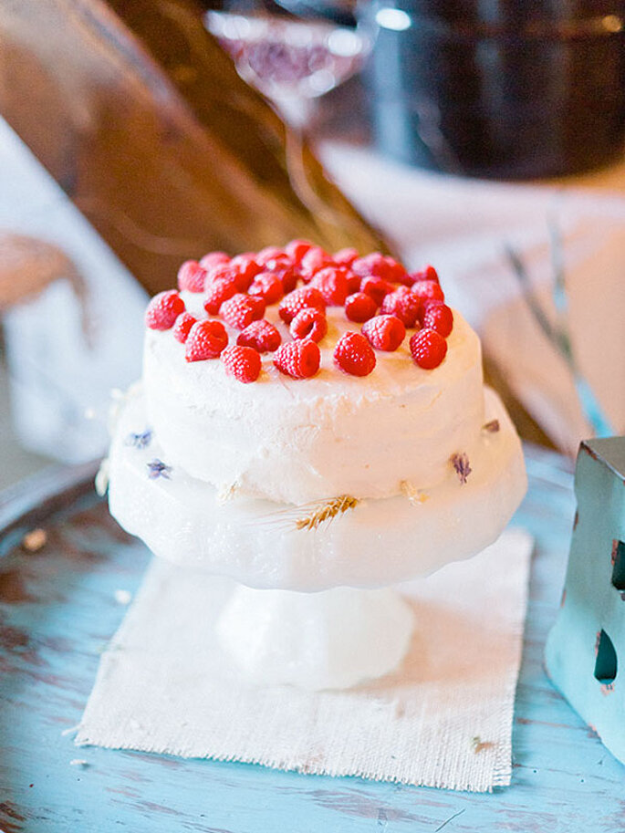 Tarta de boda de merengue y frambuesas. Foto: PH: Jeff Sampson