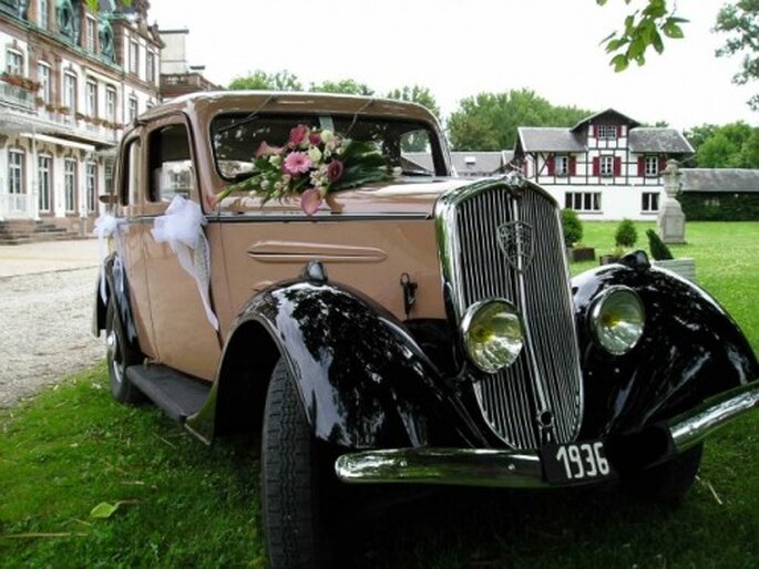 La voiture des mariés fait toujours sensation auprès des invités ! - Source : Location Rétro Mariage