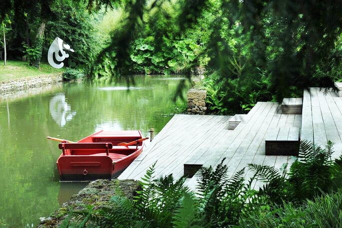 faire une entrée originale en barque sur une rivière le jour de son mariage 