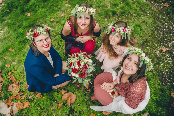 Des demoiselles d'honneur avec des couronnes de fleurs - zOz Photographie 