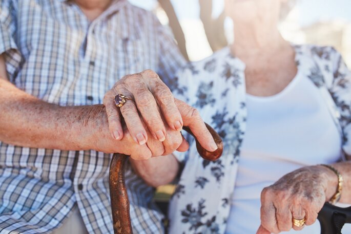 Pareja de ancianos tomados de la mano