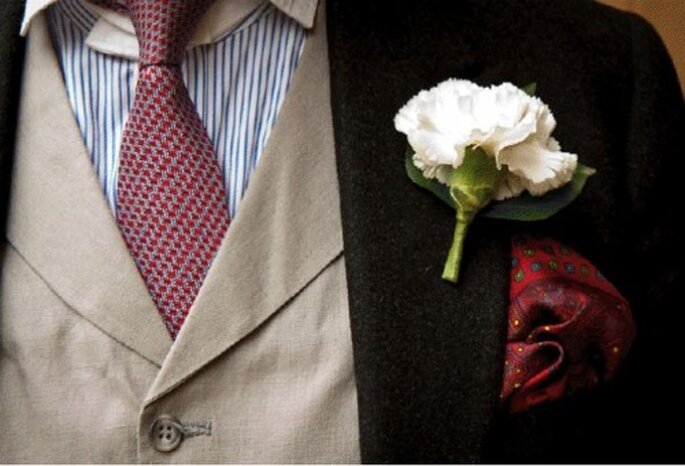 Fleur à la boutonnière pour accessoiriser la tenue du marié : top chic