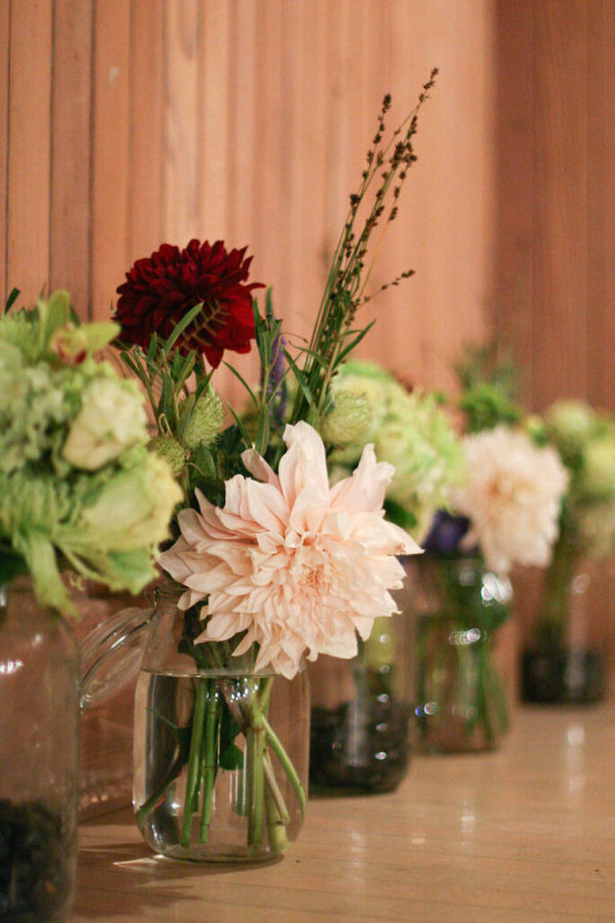 Centros de mesa con flores en color marsala - Julie Mikos