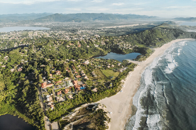 Praia do Rosa vista de cima para lua de mel barata no Brasil