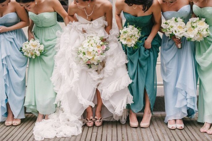 Tus damas de boda se verán espectaculares con un vestido de diferente color - Foto Judy Pak Photography