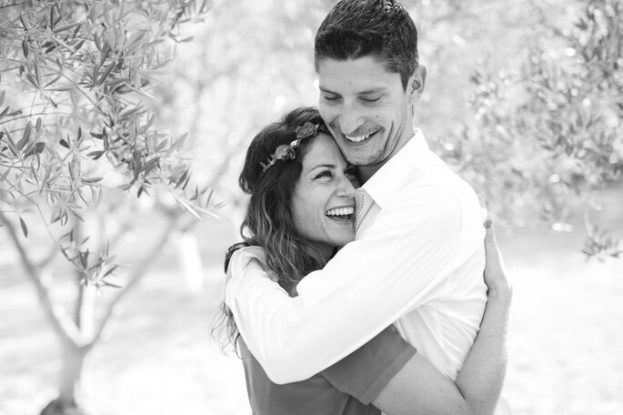 mariage avec un étranger les demarches à suivre photo d'un couple heureux qui s'enlace en noir et blanc