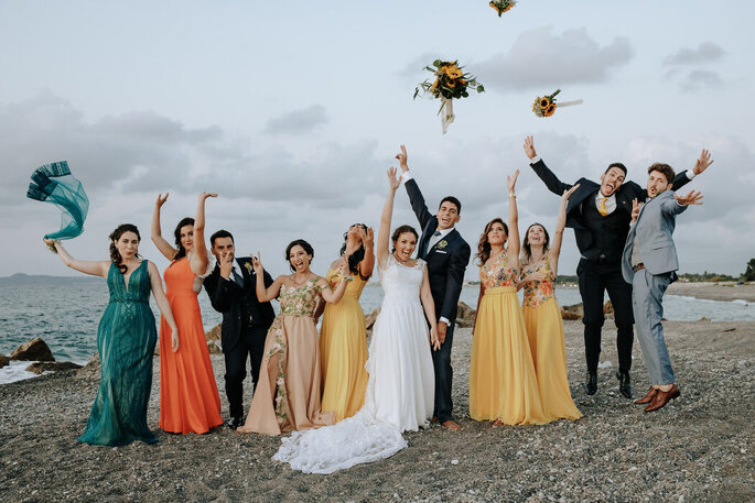 sposi e testimoni su spiaggia, lancio bouquet e salti