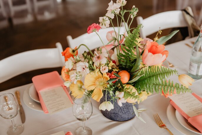Bukiet kwiatów jako dekoracja stołu