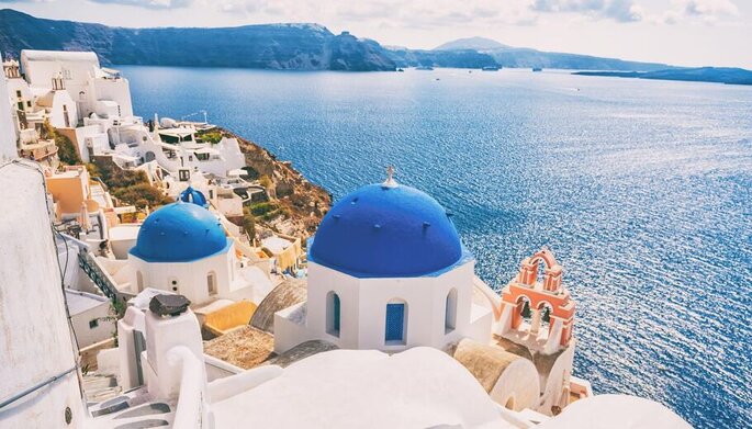 Grecia, veduta da Santorini, cupole blu e case bianche